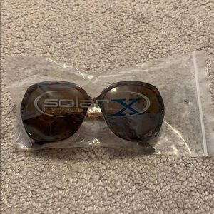 Brown tortoise frame sunglasses